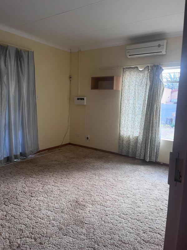 To Let 4 Bedroom Property for Rent in Riviera Park North West